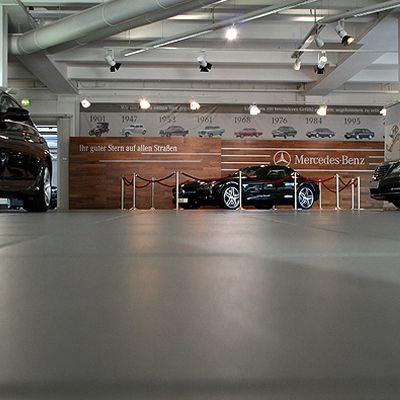 Großformatige Bodenfliesen im Verkaufs- oder Ausstellungsbereich von Mercedes-Benz Koblenz