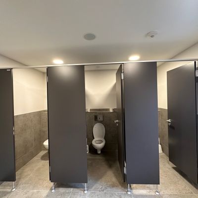 Sanitärbereich der Gemeindehalle Anschau mit großformatigen Wand- und Bodenfliesen