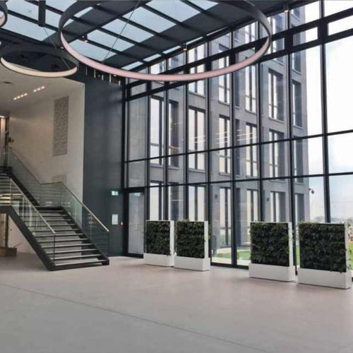 Moderne Lobby eines Bürogebäudes mit einer großen Glasfassade.