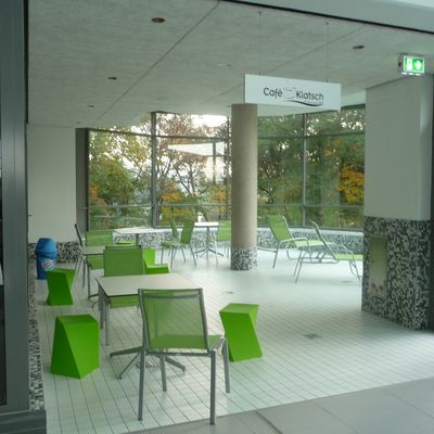 Schwimmbadbereich mit großformatigen Fliesen im Hallenbad Emmelshausen