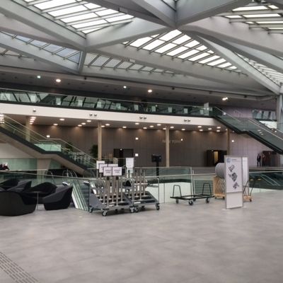 Großformatige Fliesenflächen im Innenbereich des World Conference Center Bonn