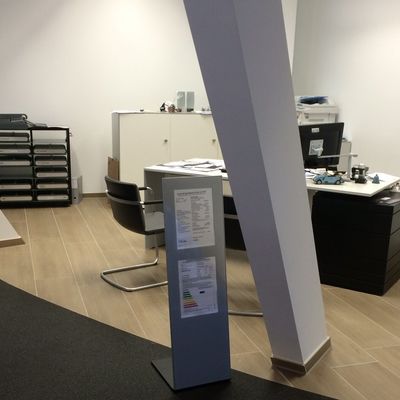 Großformatige Bodenfliesen im Ausstellungsbereich des Audi Autohauses in Mayen
