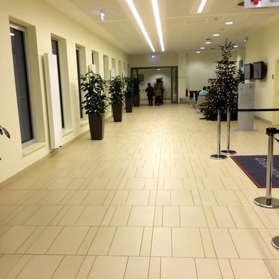 Krankenhausflur oder Sanitärbereich mit großformatigen Wand- und Bodenfliesen im Diakonissen Krankenhaus Speyer