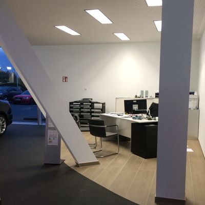 Großformatige Bodenfliesen im Ausstellungsbereich des Audi Autohauses in Mayen