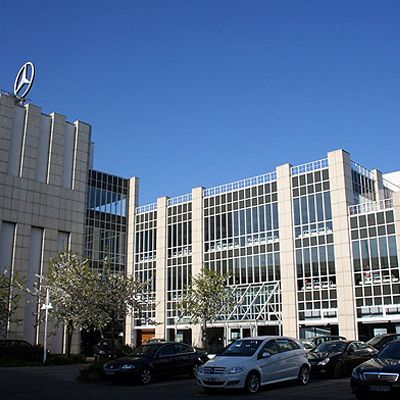 Großformatige Bodenfliesen im Verkaufs- oder Ausstellungsbereich von Mercedes-Benz Koblenz