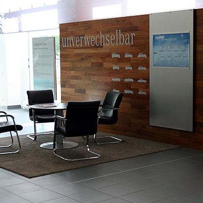Großformatige Bodenfliesen im Verkaufs- oder Ausstellungsbereich von Mercedes-Benz Koblenz
