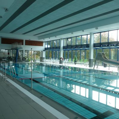 Schwimmbadbereich mit großformatigen Fliesen im Hallenbad Emmelshausen