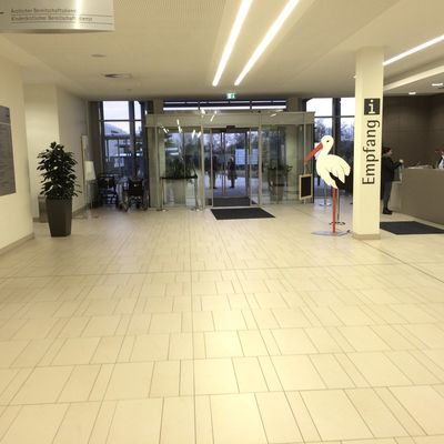 Krankenhaus Eingangsbereich mit großformatigen Wand- und Bodenfliesen im Diakonissen Krankenhaus Speyer