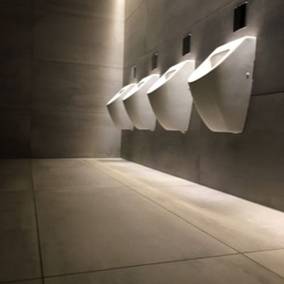 Großformatige Boden- und Wandfliesen im Gebäude der RheinEnergie Köln