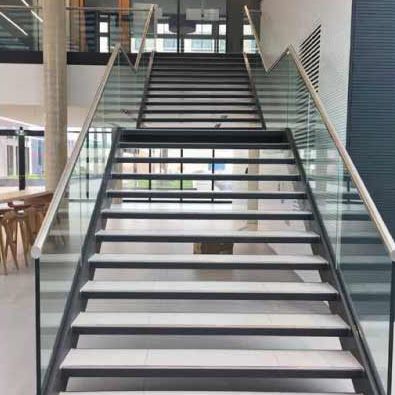 Bei den Verlegearbeiten in der Zentrale kamen Produkte von Sopro Bauchemie zum Einsatz, die speziell auf die Anforderungen moderner Großobjekte abgestimmt sind.