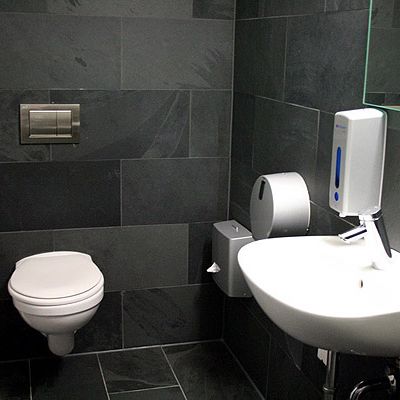 Großformatige Fliesen im Gebäude oder Besucherbereich des Nürburgrings