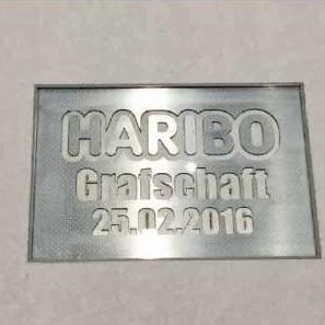 Die Gravur erinnert an das Richtfest der Haribo-Unternehmenszentrale in Grafschaft am 25.02.2016