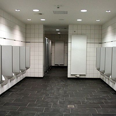 Großformatige Fliesen im Gebäude oder Besucherbereich des Nürburgrings